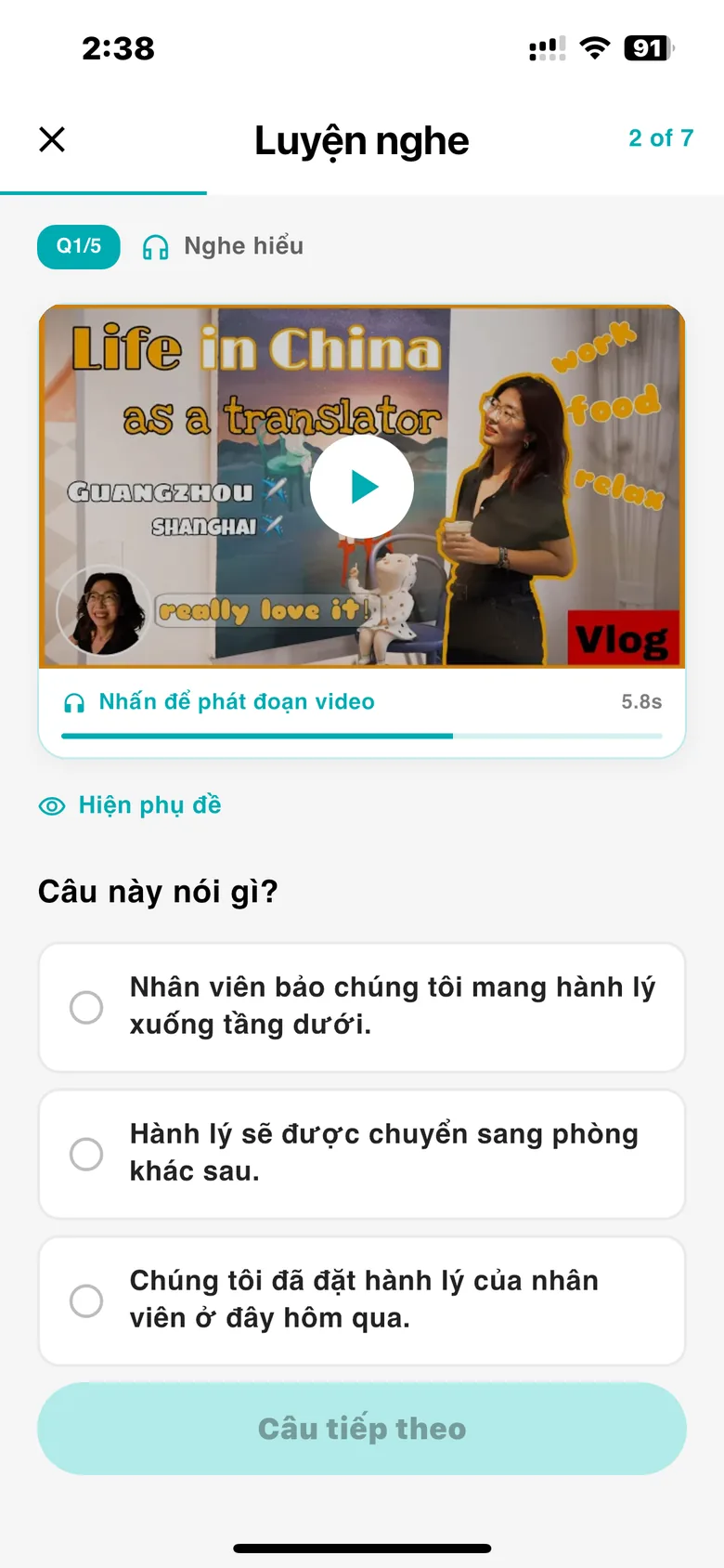 Màn hình luyện nghe của Hero: câu hỏi nghe hiểu kèm đoạn video thực tế và các đáp án trắc nghiệm